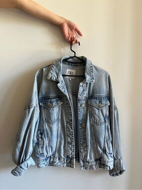 ZARA Light Wash Denim Jacket - Women's Relaxed Trucker